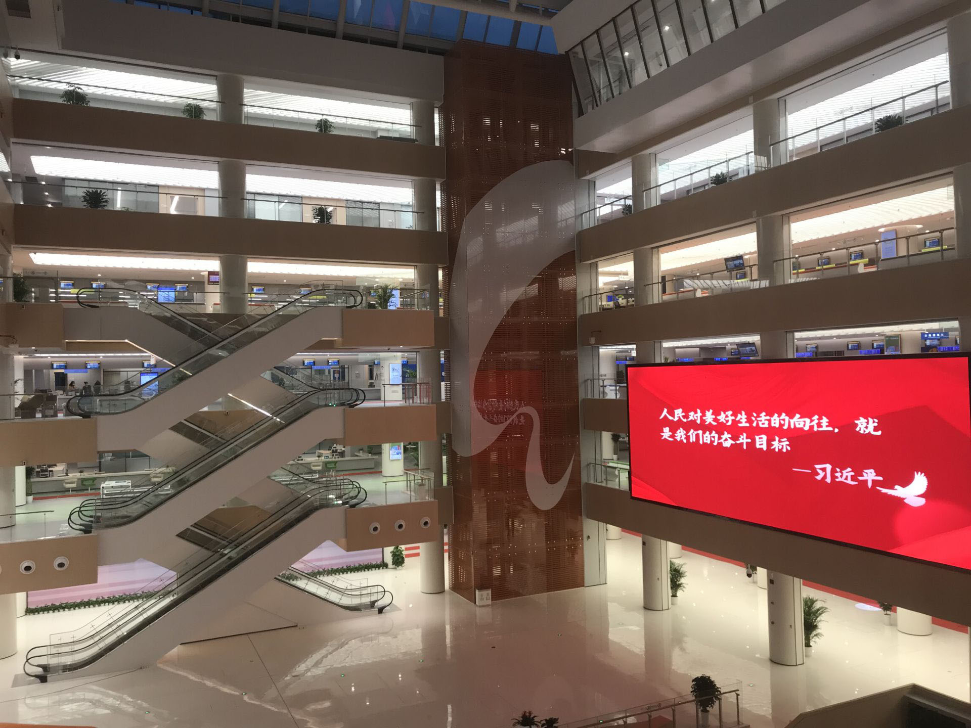 成都高新區(qū)智慧政務(wù)新大廳排隊系統(tǒng)及信發(fā)系統(tǒng)和填單系統(tǒng)正式上線投入使用。效果圖