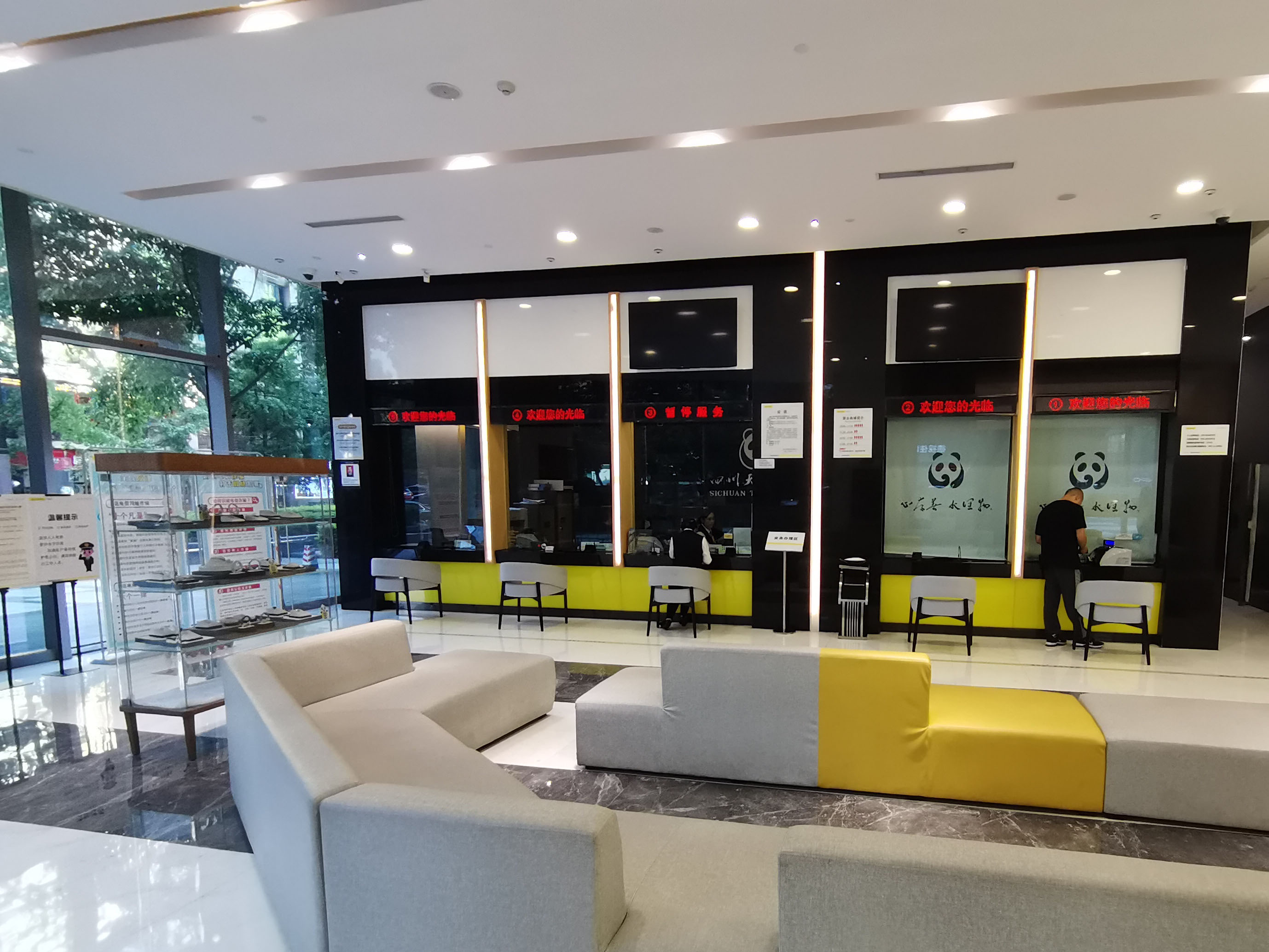 銀行排隊叫號機使用指南，輕松省時辦理業(yè)務(wù)。效果圖