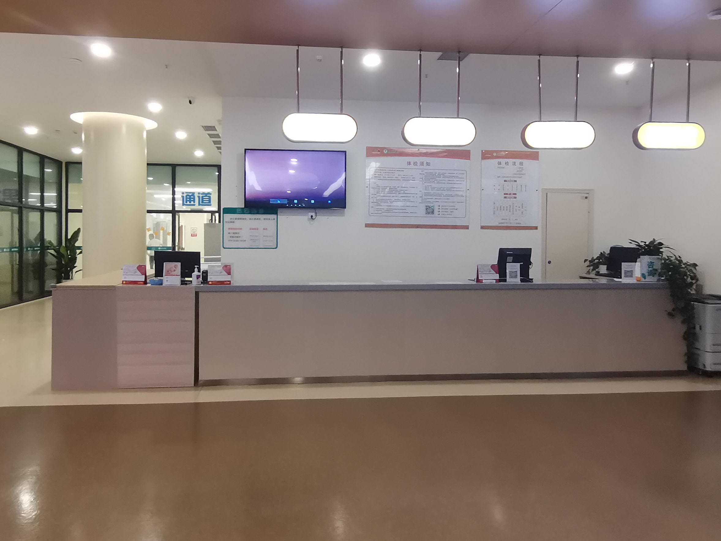 智能分診系統(tǒng)設(shè)備配套助力四川雅安市人民醫(yī)院的智能化醫(yī)療革新。效果圖